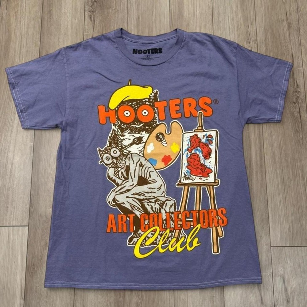 Hooters Art Collectors Club T-shirt Size Large